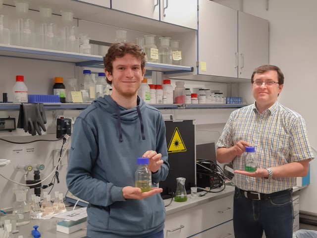 Prof. Bernhard Roth (right), Managing Director of the Hannover Centre for Optical Technologies (HOT) and member of the Cluster of Excellence PhoenixD at Leibniz University Hannover with his research assistant Christoph Wetzel (left) in the laboratory with blue-green algae samples.